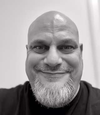 Bill Rogel lächelt freundlich in die Kamera. Er trägt ein T-Shirt.